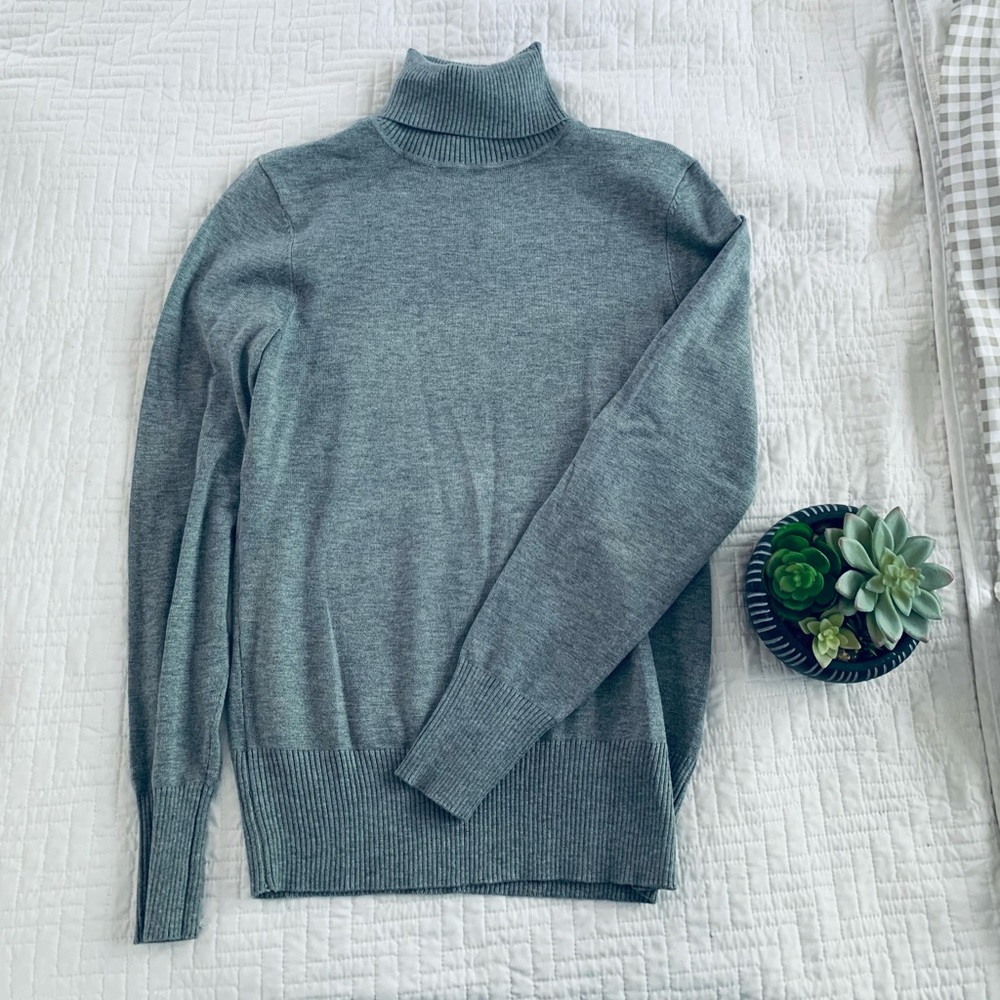 Small grey turtle neck slim fit lightweight